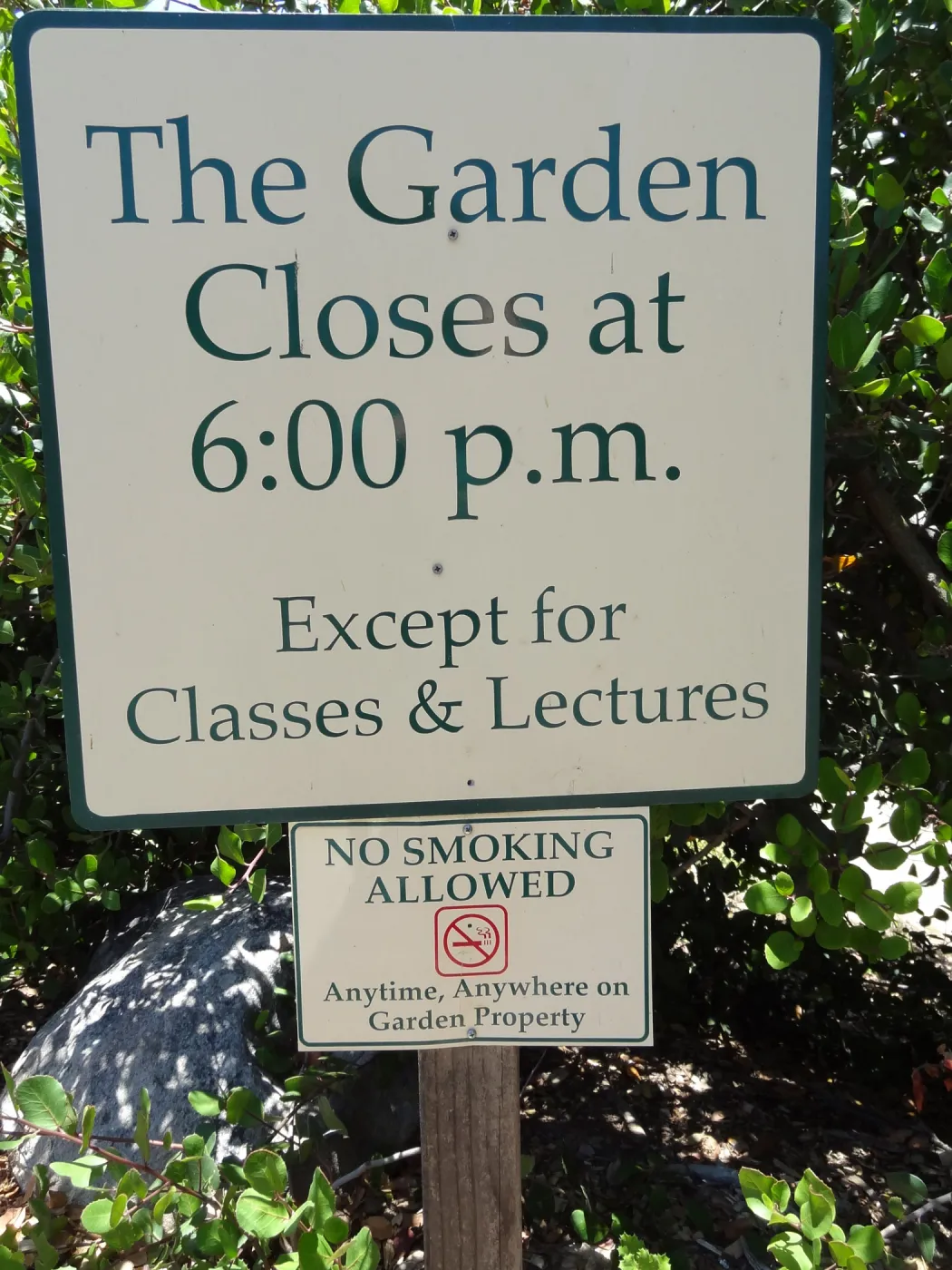 Garden Closes at 6 pm sign in parking lot