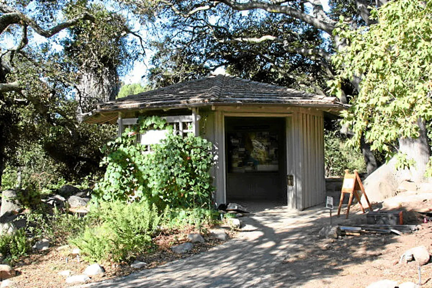 Information Kiosk, exterior