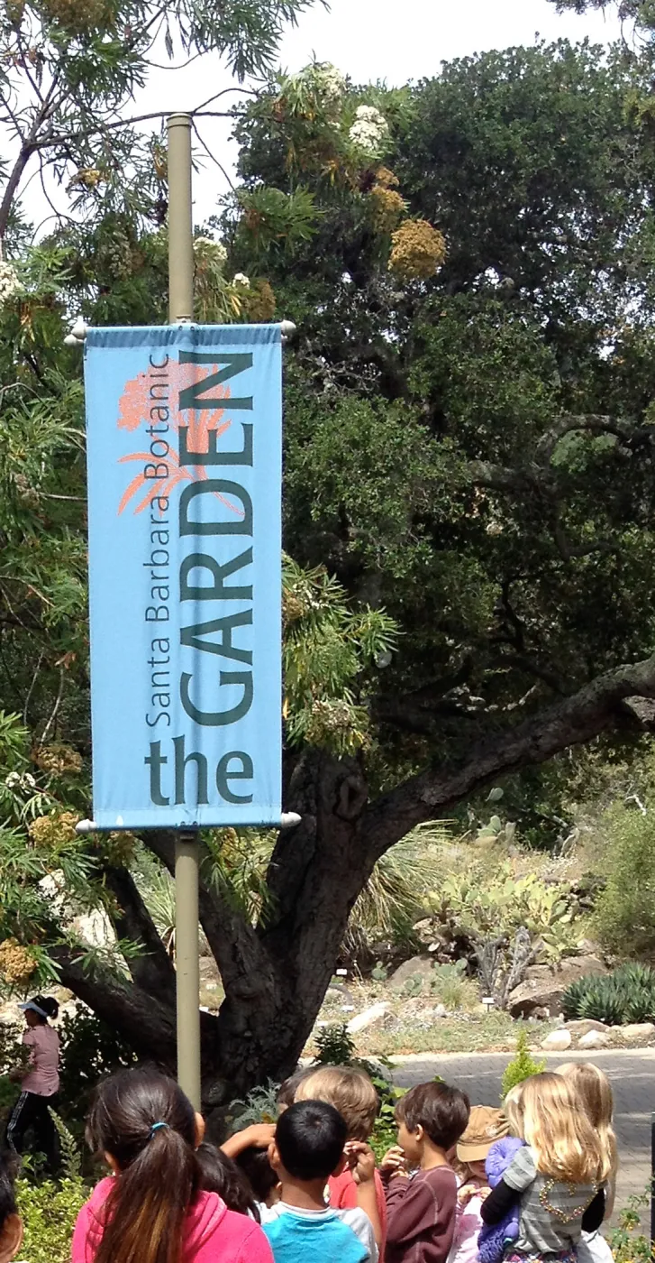children, school group, entrance banner, SBBG