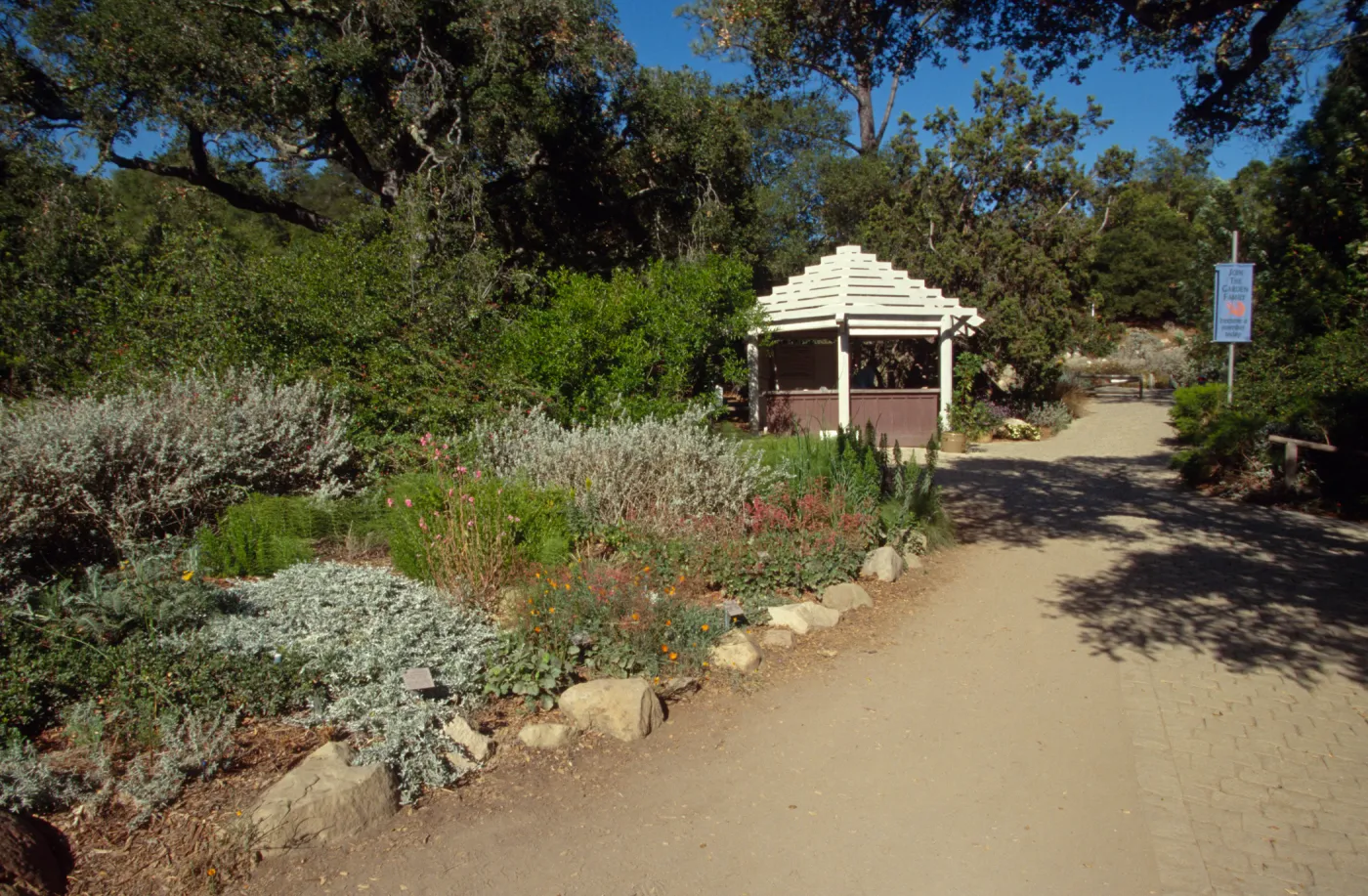 Entrance Kiosk and Groundcover Display, © Marie Gayeski