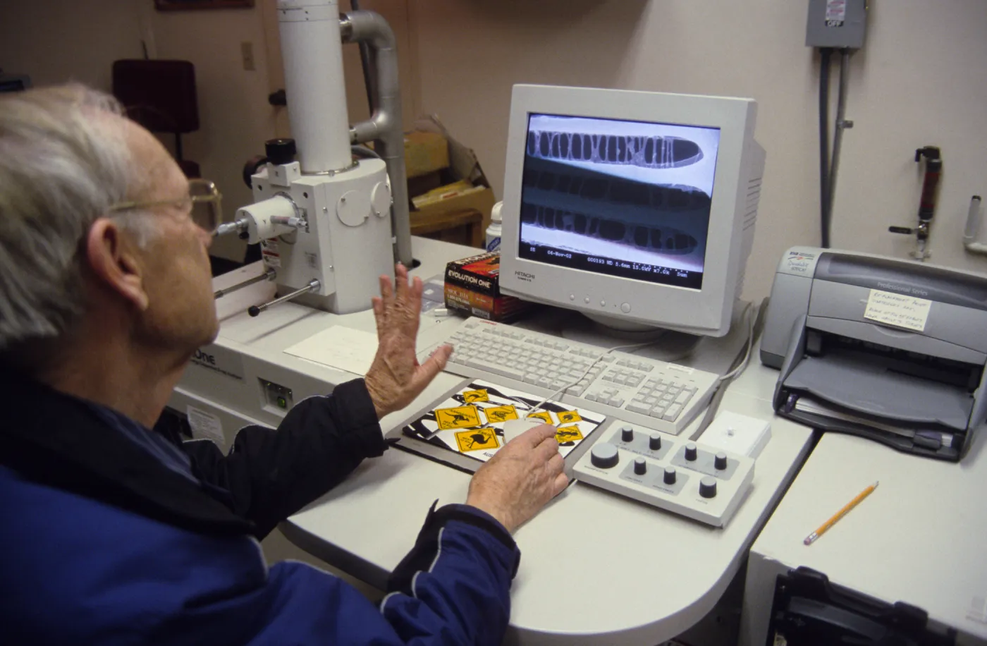 Scanning electron microscope