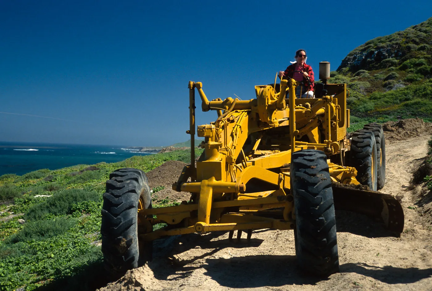 Road grader, Gail, NE end, Natividad I.
