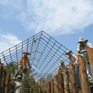 Construction of Herb Parker's â€˜Haven' labyrinth, placing roof structure