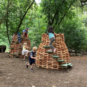 Children playing at the Hives casita