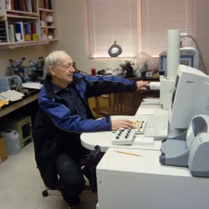 Scanning electron microscope